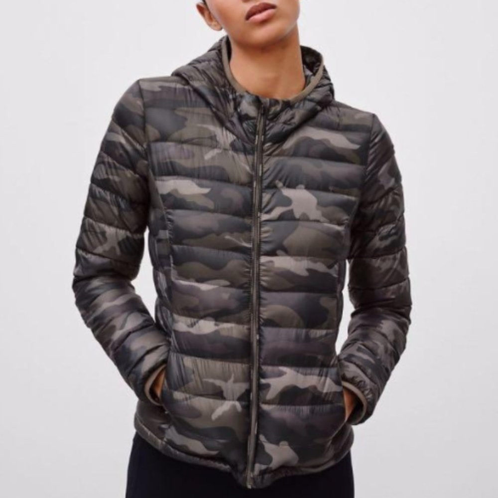 Aritzia Parklife Botanica Camo Puffer Jacket Size XXS